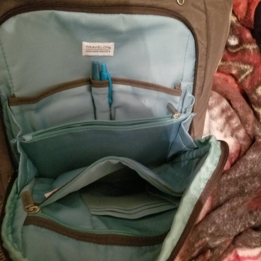 Travelon RFID-protected Travel Laptop Bag - Picture 2 of 7